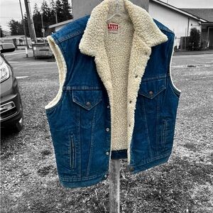 Vintage Denim Levi’s Sherpa Vest
Coastal Cowgirl
Cabin core